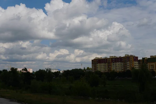 Wolken over de stad — Stockfoto