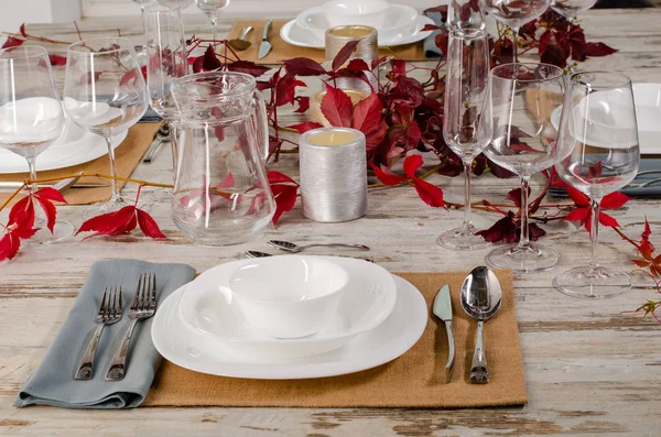 White plate table setting on wooden table. — Stock Photo, Image