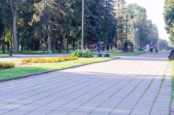 Die einheimischen Park-Touristen gehen zum Bandstrat-Festival — Stockfoto