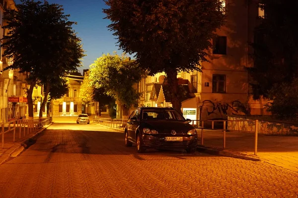 Callejón oscuro y senderos de luz en Hanover, Pensilvania por la noche . — Foto de Stock