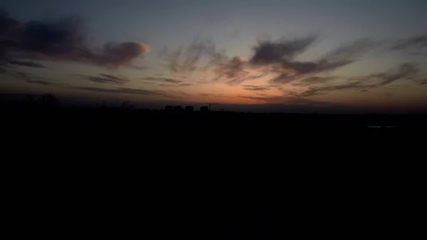 Luchtfoto van windturbines Energieproductie - 4k luchtopname bij zonsondergang. 4k drone beeldmateriaal turbines bij zonsopgang met wolken — Stockfoto