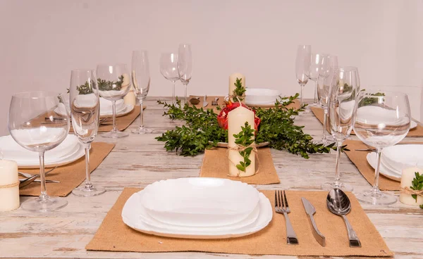 Bella tavola apparecchiata con fiori di lavanda su sfondo di legno — Foto Stock