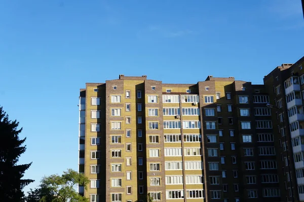 Moderne Eigentumswohnung Gebäude real etate in der Stadt mit blauem Himmel — Stockfoto