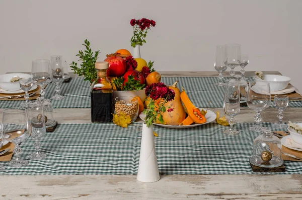 漂亮的餐桌上设置着木制背景薰衣草花 — 图库照片