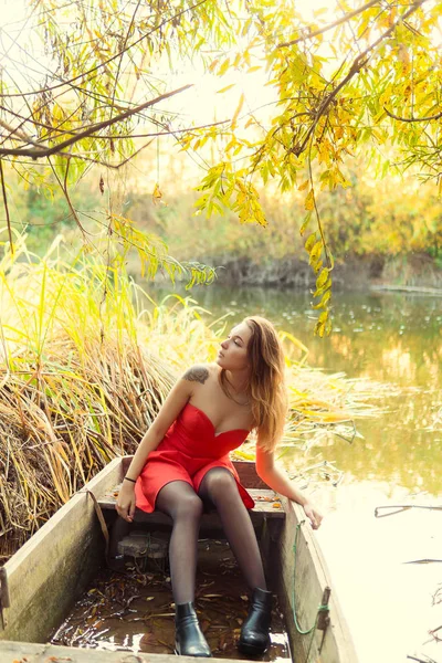 Žena je pózování před kamerou v podzimním parku. Podzimní focení. Podzim v parku. — Stock fotografie