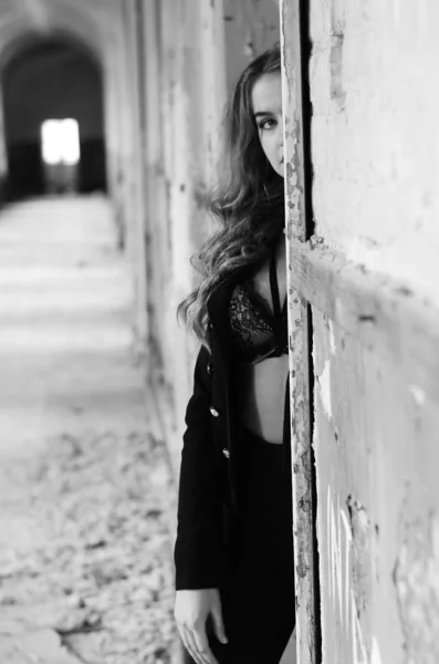 아름 다운 맞는 섹시 한 여자 속옷-흑백 사진 — 스톡 사진