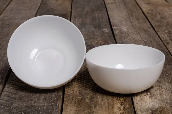 Top view of blank white dish and white tablecloth on a wood background with copy space — Stock Photo, Image