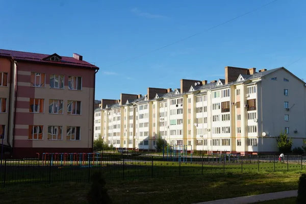 Moderno edificio de condominio real etate en la ciudad con cielo azul —  Fotos de Stock