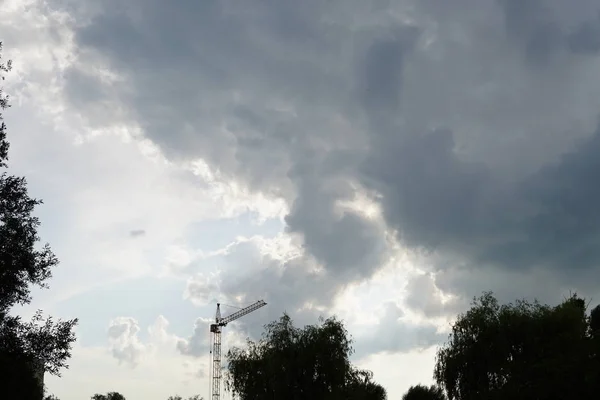 Bangau menara besar di atas bangunan yang sedang dibangun melawan langit biru. Gambar latar belakang konstruksi close-up dengan ruang fotokopi. Dibangun dari kota . — Stok Foto