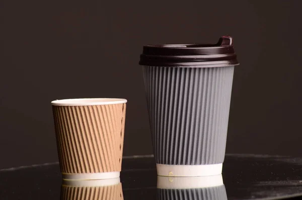 Бумажная чашка кофе в кафе. — стоковое фото