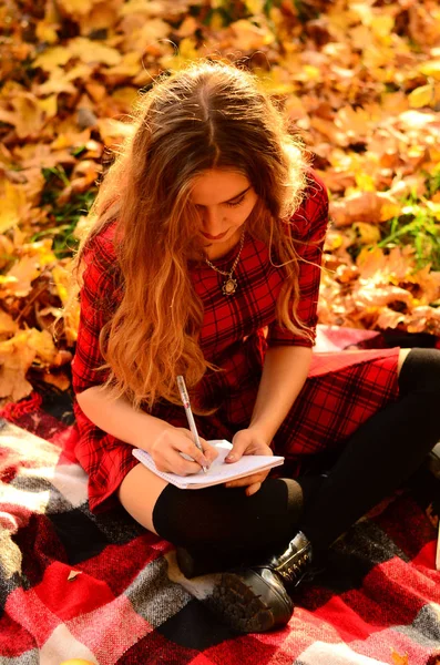 Młoda i piękna dziewczyna zewnątrz mody zdjęcie otoczony jesień — Zdjęcie stockowe