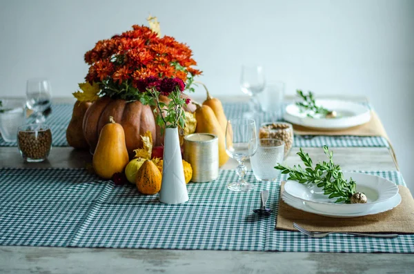 Beau décor de table avec des fleurs de lavande sur fond en bois — Photo