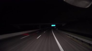 Gece kış yolunda kırmızı hızlanma hareketi