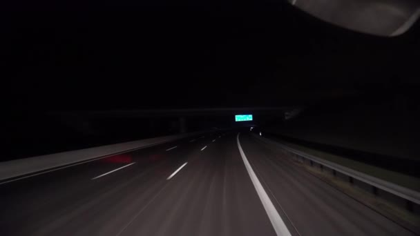 Κόκκινη Επιτάχυνση Ταχύτητα Κίνησης Στο Δρόμο Νύχτα Χειμώνα — Αρχείο Βίντεο
