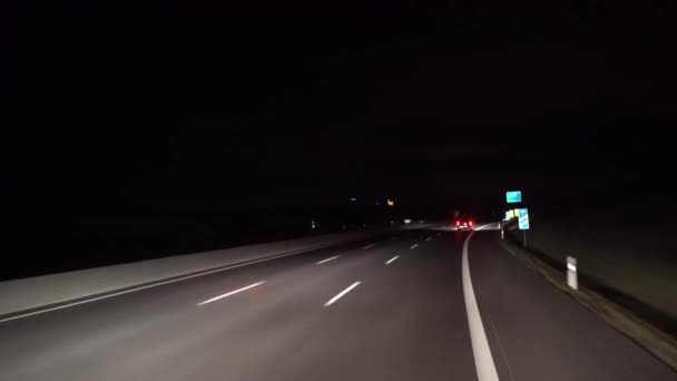 Κόκκινη Επιτάχυνση Ταχύτητα Κίνησης Στο Δρόμο Νύχτα Χειμώνα — Αρχείο Βίντεο