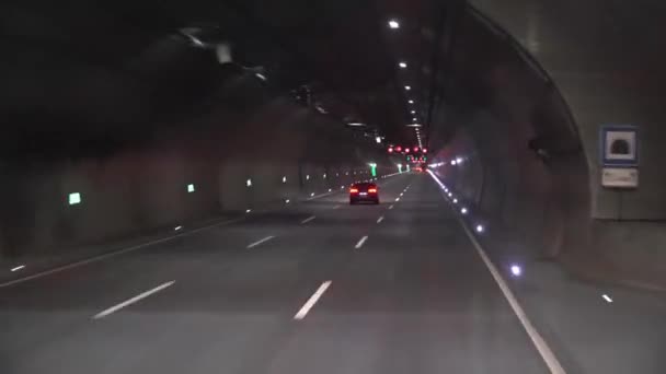 冬季夜间道路上的红色加速运动 — 图库视频影像