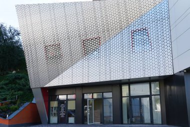 Modern condominium binada çok etate mavi gökyüzü ile şehir