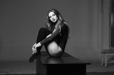 Büyük meme seksi genç kadınla. Siyah duvar Studio poz kız.