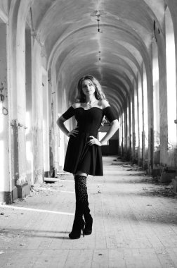 Genç, güzel, kısa saçlı, siyah elbiseli sarışın kadın.