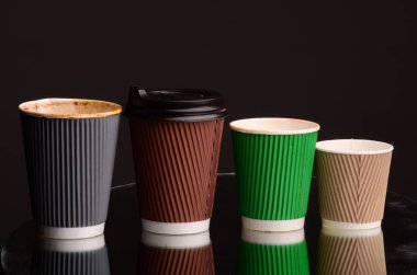 Kahve dükkanında kağıt kahve fincanı..