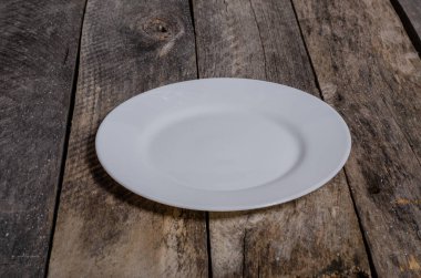 Ahşap arka plan üzerinde lavanta çiçekli güzel sofra