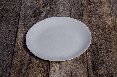 Ahşap arka plan üzerinde lavanta çiçekli güzel sofra