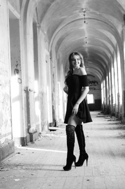 Genç, güzel, kısa saçlı, siyah elbiseli sarışın kadın.