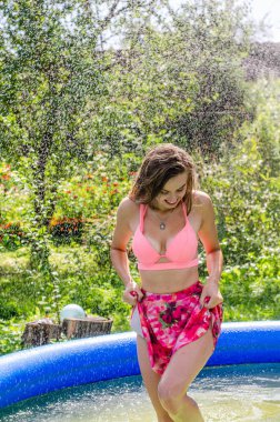 Deniz ve gökyüzü inanılmaz görünümünü inanılmaz vücut duran havuzundaki bir zarif kırmızı mayo ve arka plan güzel sarışın kadın modelidir.