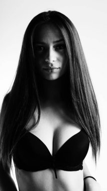 Güzel kadın model uzun akşam önlük giymiş, havuzda yatıyor ve sensually poz veriyor