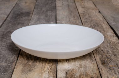 Ahşap arka plan üzerinde lavanta çiçekli güzel sofra