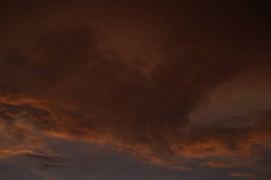 Dramatik gün batımı ve gün doğumu gökyüzü.