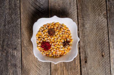 Ahşap arka plan üzerinde lavanta çiçekli güzel sofra