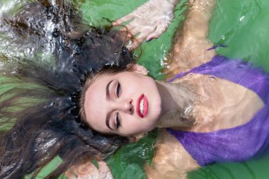 Islak modeli duş alır ve giyim, ıslak giyim, kadın, ıslak bak sauna ve yüzme havuzunda yüzüyor