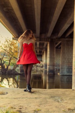 Bir kadın bir sonbahar Park bir kamera önünde poz. Sonbahar fotoğraf çekimi. Sonbahar Park.