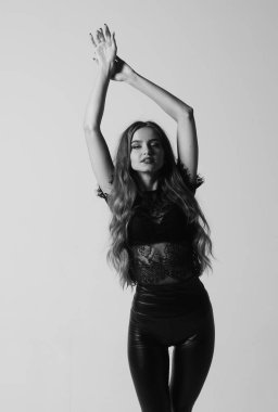 Kot pantolon ve iç çamaşırlı güzel seksi kadın Windo 'nun yanında duruyor.