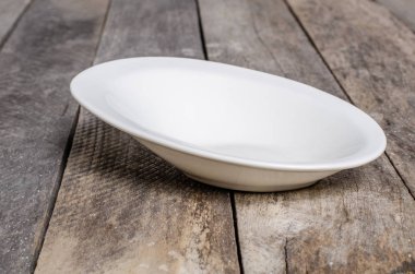 Ahşap arka plan üzerinde lavanta çiçekli güzel sofra