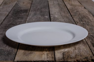 Ahşap arka plan üzerinde lavanta çiçekli güzel sofra