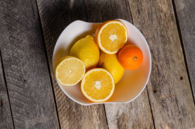 Ahşap arka plan üzerinde lavanta çiçekli güzel sofra