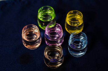 Ahşap arka plan üzerinde lavanta çiçekli güzel sofra