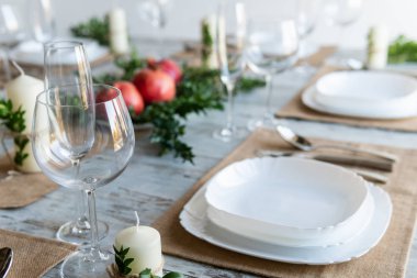 Ahşap arka plan üzerinde lavanta çiçekli güzel sofra