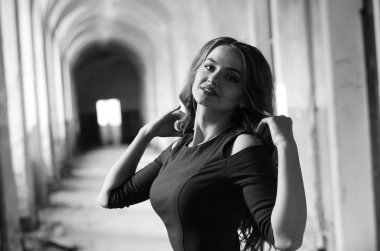 Genç, güzel, kısa saçlı, siyah elbiseli sarışın kadın.