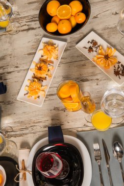 Pembe çiçek ve mum Işık ahşap masa üzerinde rustik tablo ayarı. Tatil dekorasyon Provence stili. Romantik bir akşam yemeği. Ek yük