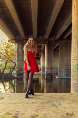 Bir kadın bir sonbahar Park bir kamera önünde poz. Sonbahar fotoğraf çekimi. Sonbahar Park.