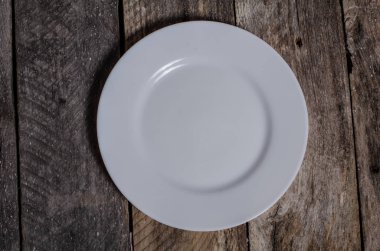 Ahşap arka plan üzerinde lavanta çiçekli güzel sofra