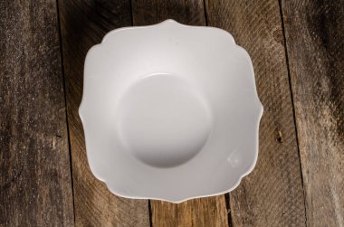 Ahşap arka plan üzerinde lavanta çiçekli güzel sofra