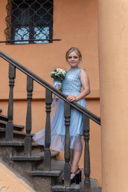 Gelin ve damat Gren golf sahasında yürüyorlar, kopyalama alanı. Aşık düğün çifti, yeni evliler. Düğün konsepti, gelinin elindeki gelin buketi Lutsk Ukrayna