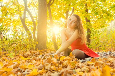 Bir kadın bir sonbahar Park bir kamera önünde poz. Sonbahar fotoğraf çekimi. Sonbahar Park.
