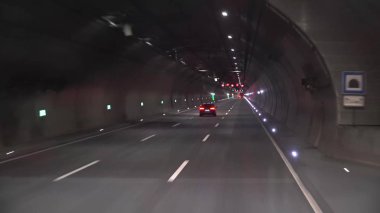 Gece kış yolunda kırmızı hızlanma hareketi.