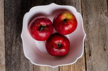 Ahşap arka plan üzerinde lavanta çiçekli güzel sofra