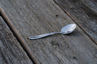 bıçak ve çatal ahşap arka plan üzerinde. Çatal bıçak takımı ahşap üzerinde.